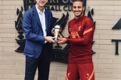 开云平台-弗莱堡球员最佳表现，获赠奖杯